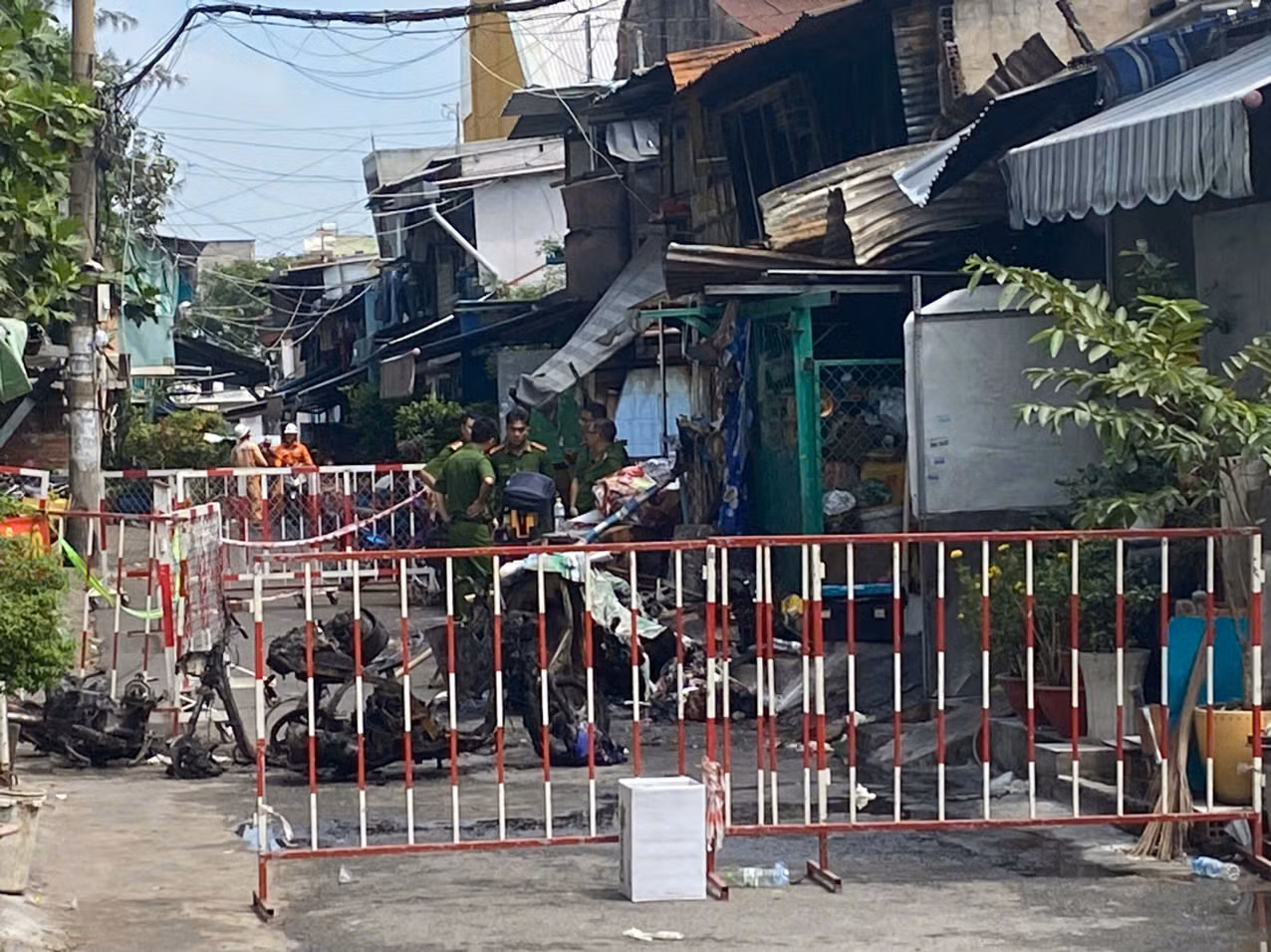 Quay lại cứu con nên bị kẹt trong đám cháy -1