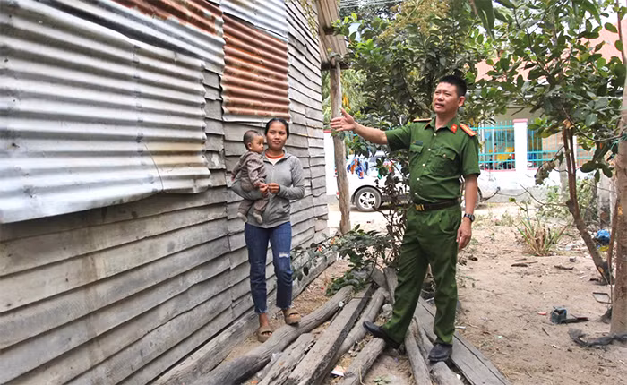 Trưởng Công an xã dùng tiền tiết kiệm xây nhà cho hộ nghèo -0