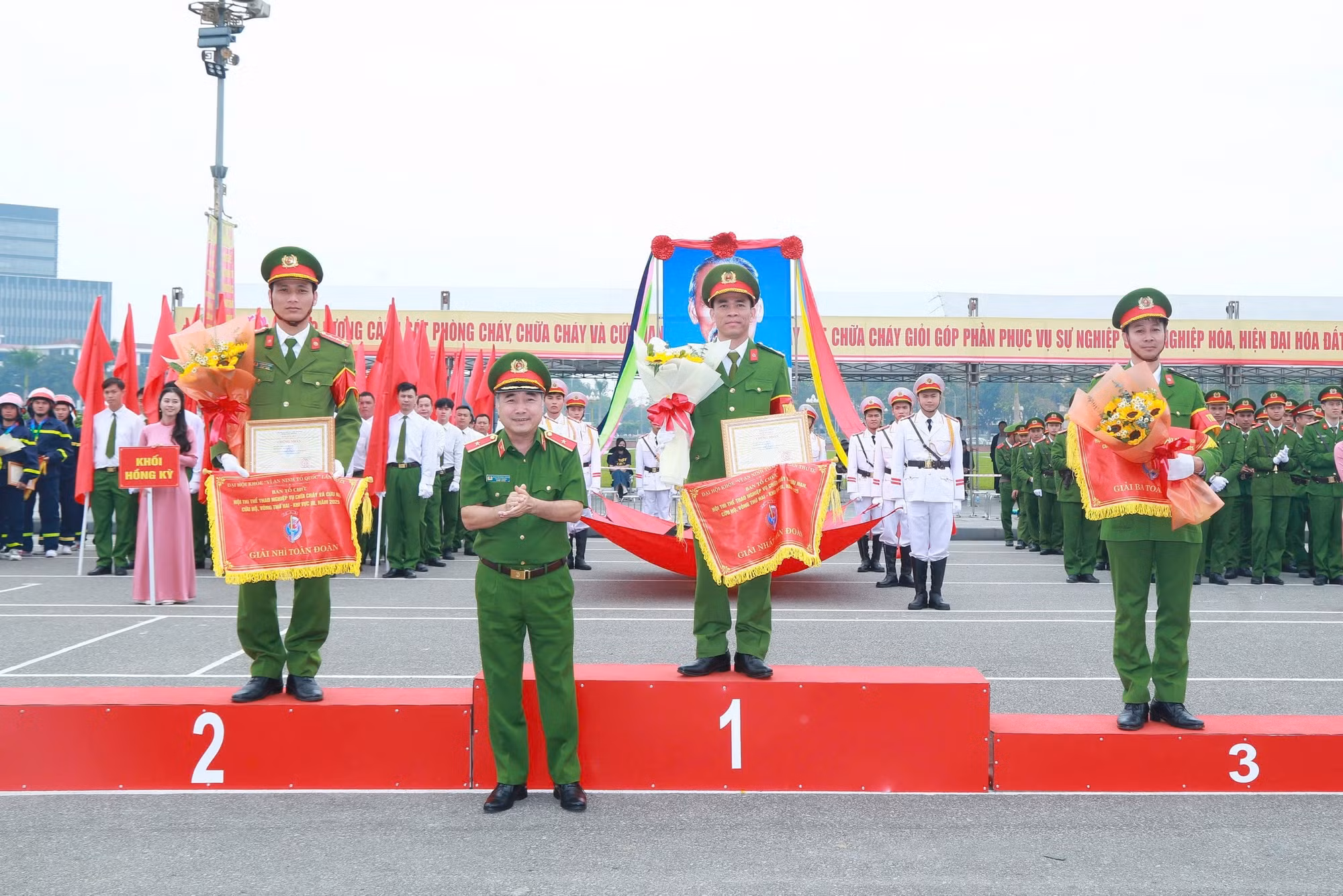 Sôi nổi Hội thi thể thao nghiệp vụ chữa cháy và cứu nạn, cứu hộ - Khu vực III -0
