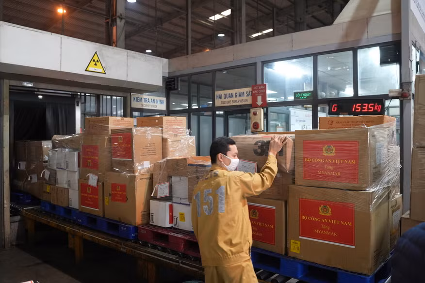 Bộ Công an và Bộ Quốc phòng gửi gần 30 tấn hàng cứu trợ đến Myanmar -0