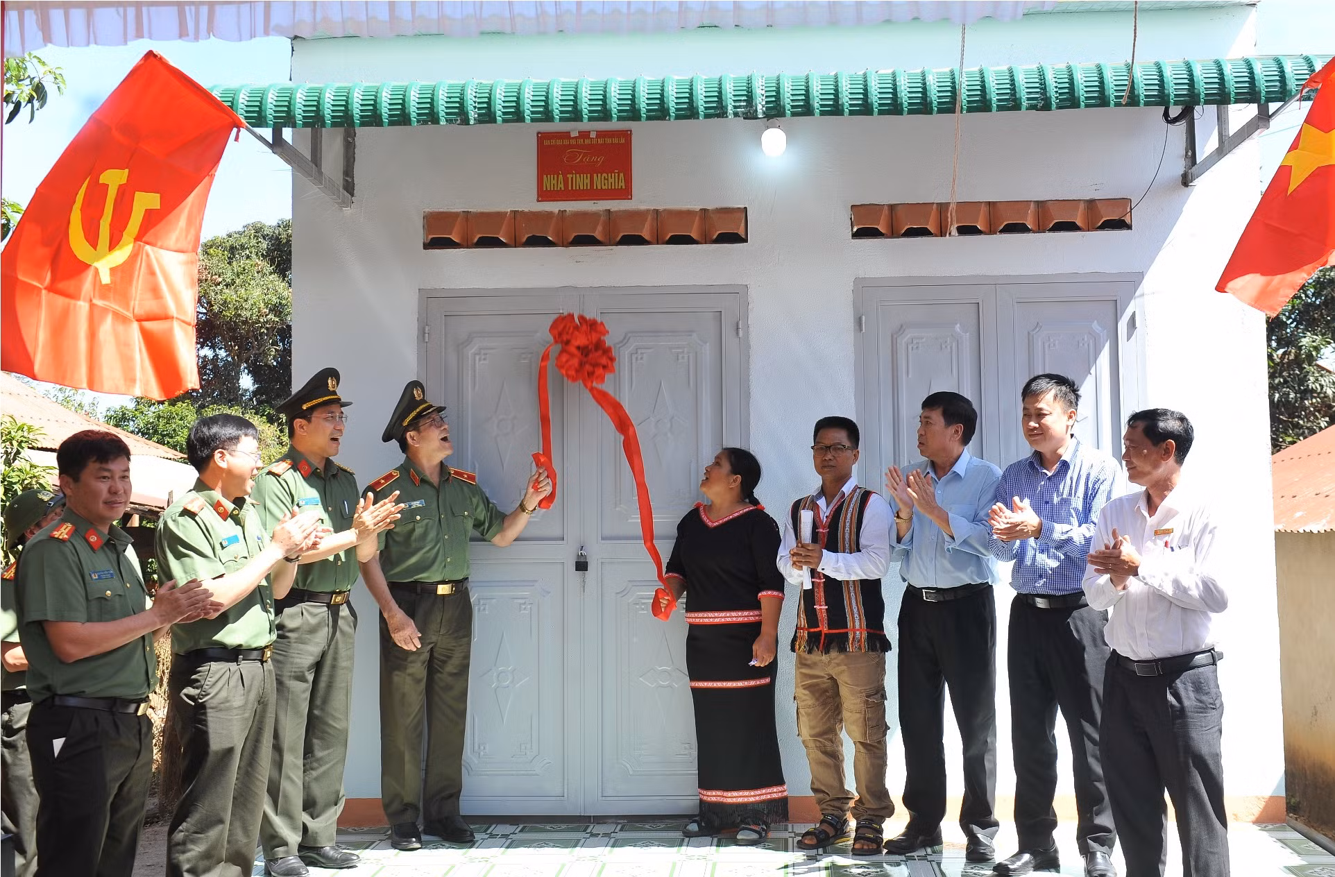 Công an Đắk Lắk bàn giao nhà tình nghĩa cho công dân hồi hương -0