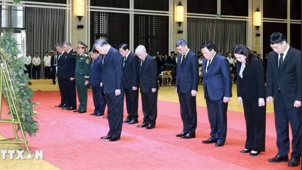 Tổng Bí thư Tô Lâm dẫn đầu đoàn Việt Nam viếng đồng chí Khamtay Siphandone