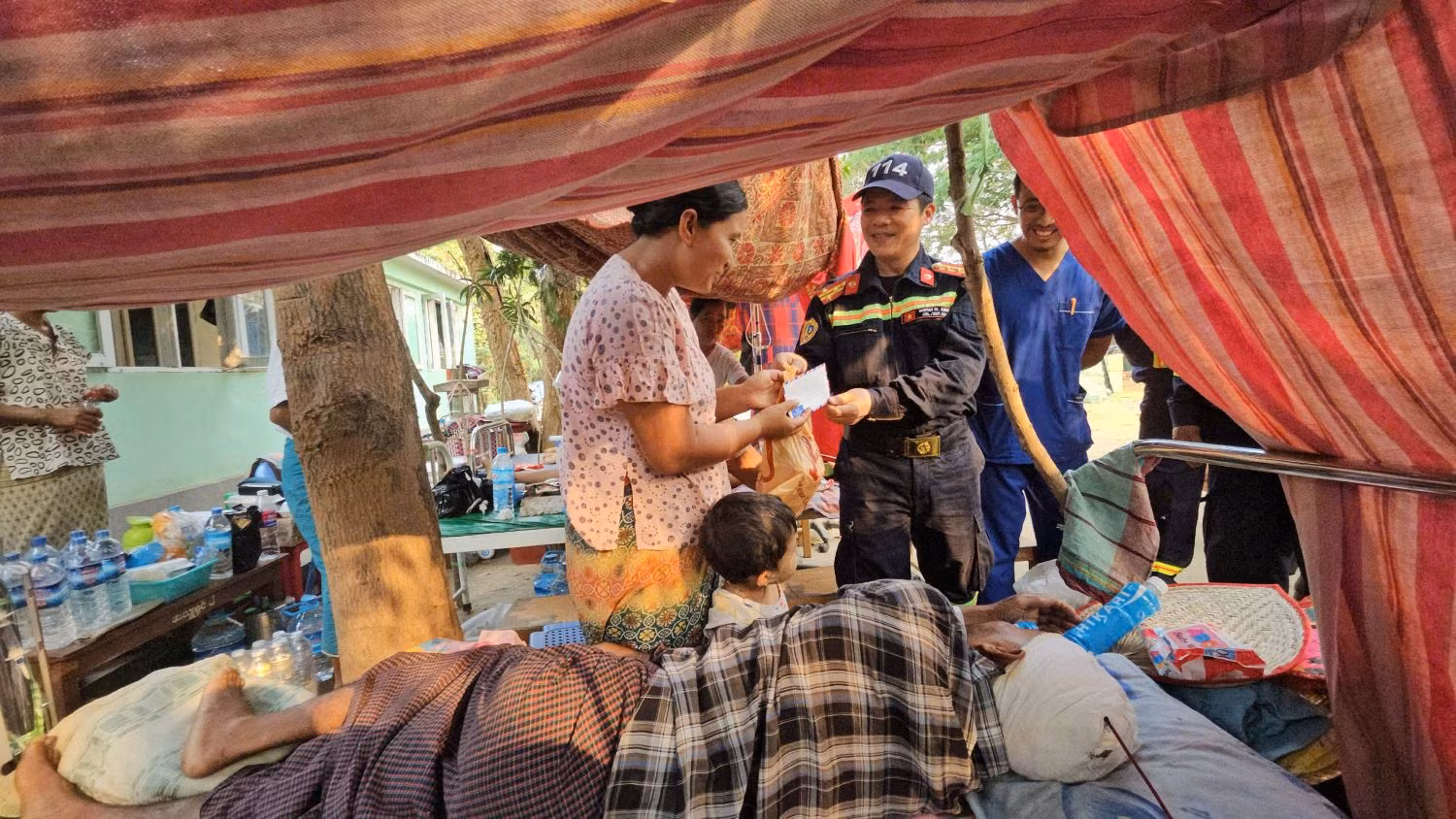 Đoàn CNCH Bộ Công an Việt Nam hỗ trợ bệnh nhân đang điều trị ở bệnh viện ở Myanmar -0