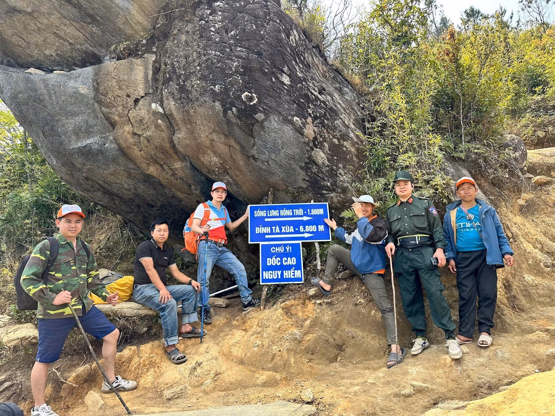 Hơn 100 phóng viên, nhà báo chinh phục đỉnh Tà Xùa -0