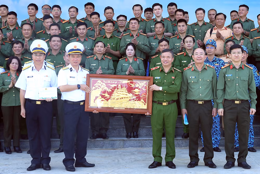 Thắt chặt phối hợp giữa CAND và lực lượng Hải quân Việt Nam nơi đầu sóng ngọn gió -0