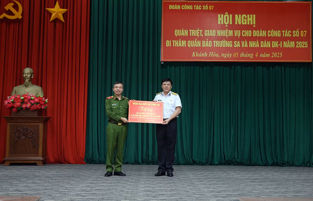 Đoàn công tác Bộ Công an sẵn sàng cho hành trình Trường Sa -0