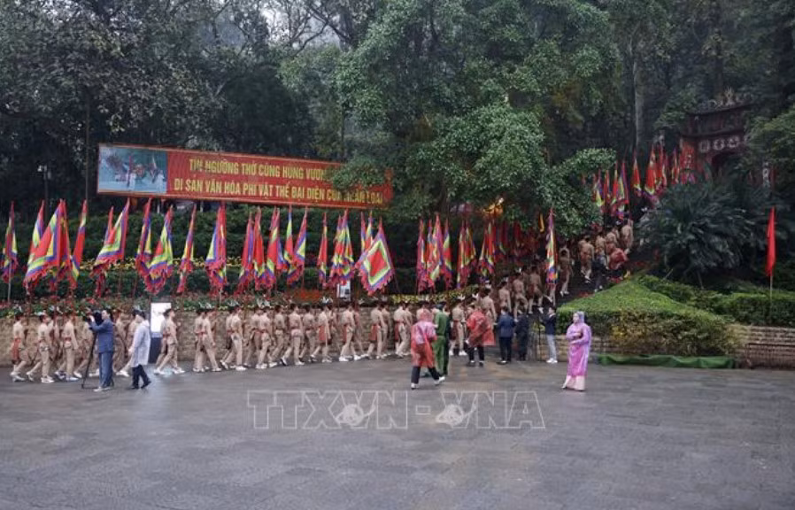 Chủ tịch nước Lương Cường lên núi Nghĩa Lĩnh dâng hương tưởng niệm các Vua Hùng -2