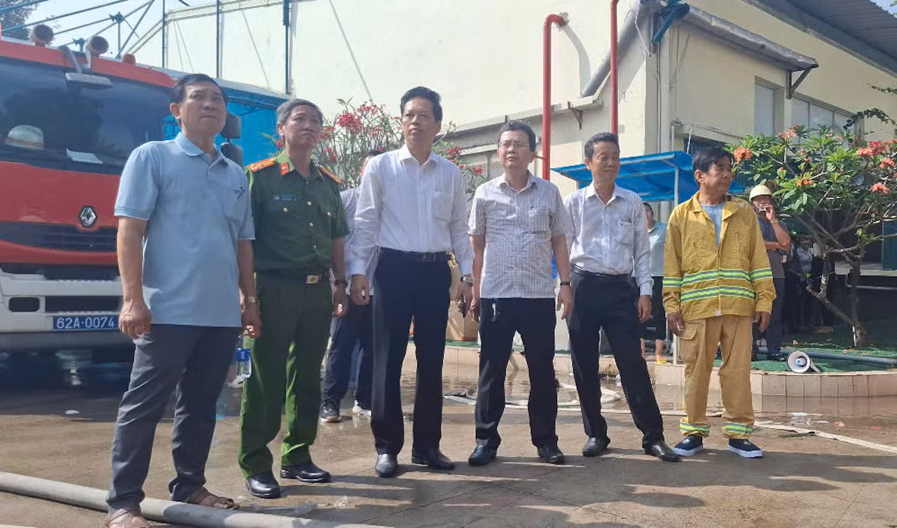 Tích cực dập tắt đám cháy lớn tại Khu công nghiệp Tân Hương -0