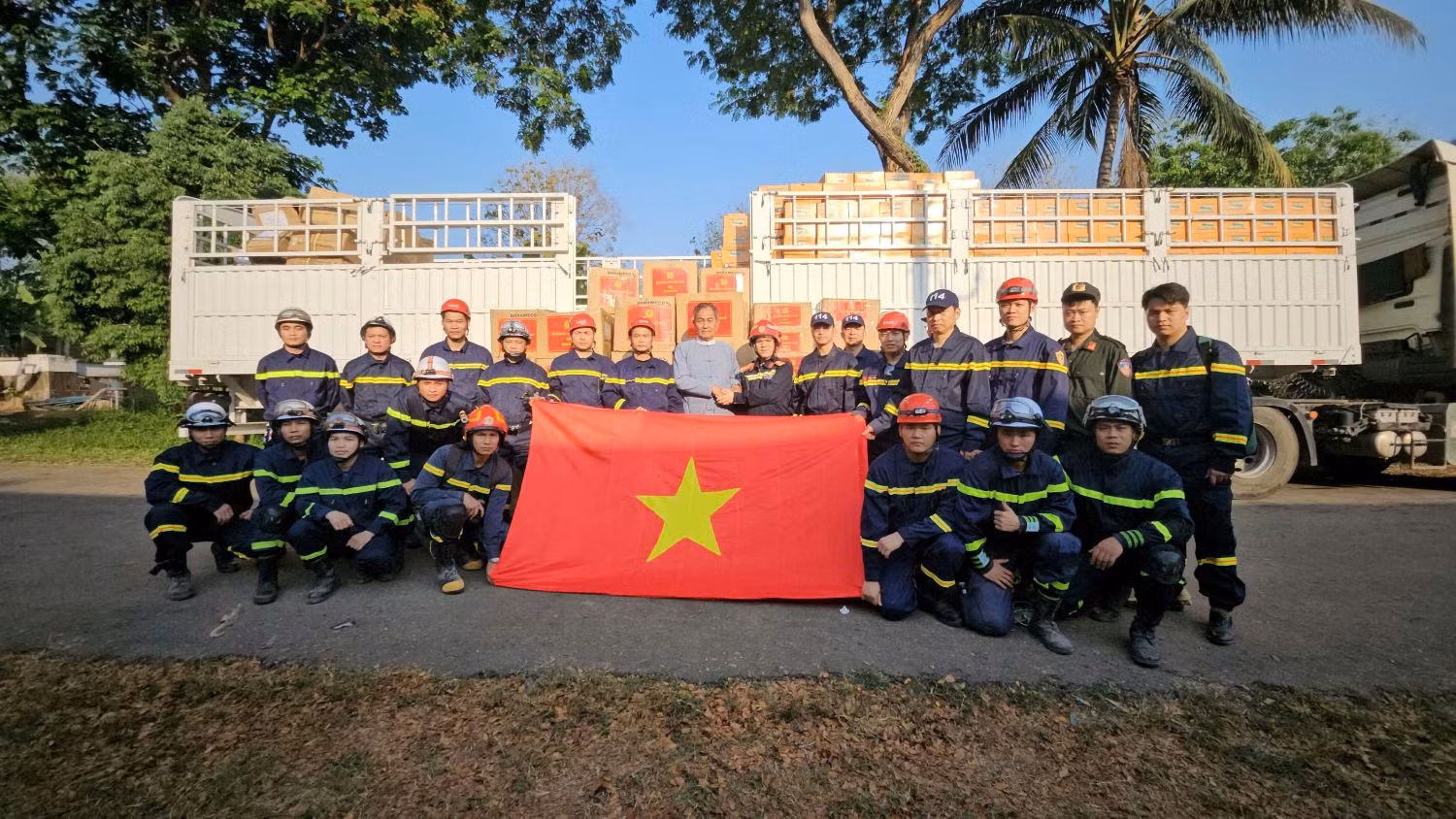 Bộ Công an Việt Nam trao tặng gần 3 tấn hàng cứu trợ cho Myanmar -0