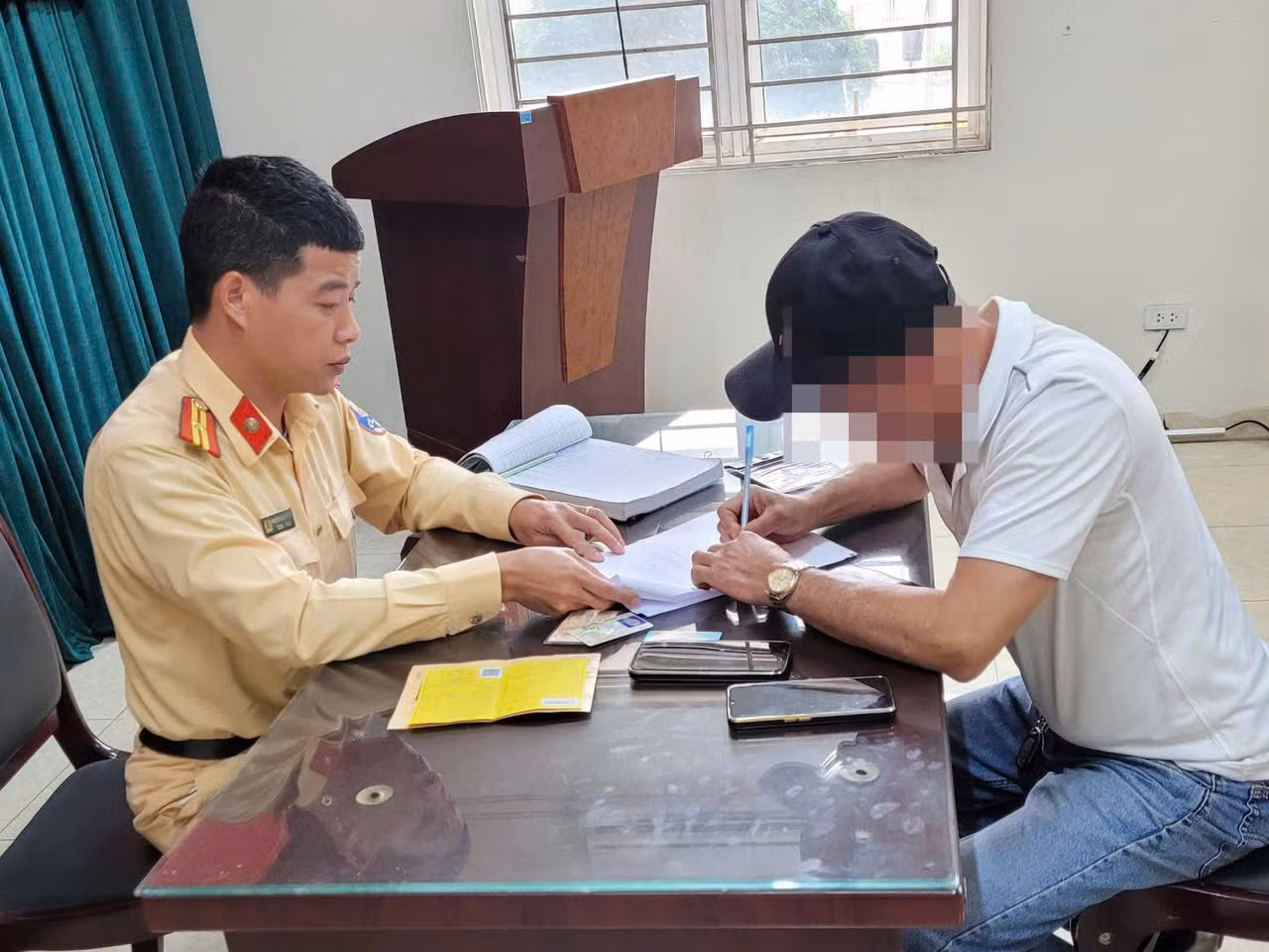 Tài xế ô tô 29 chỗ đánh võng, chèn ép xe máy&nbsp;ở Hà Nội -0