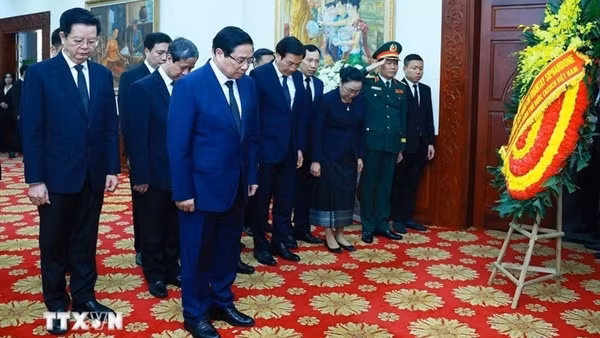 Thủ tướng Phạm Minh Chính viếng đồng chí Khamtay Siphandone