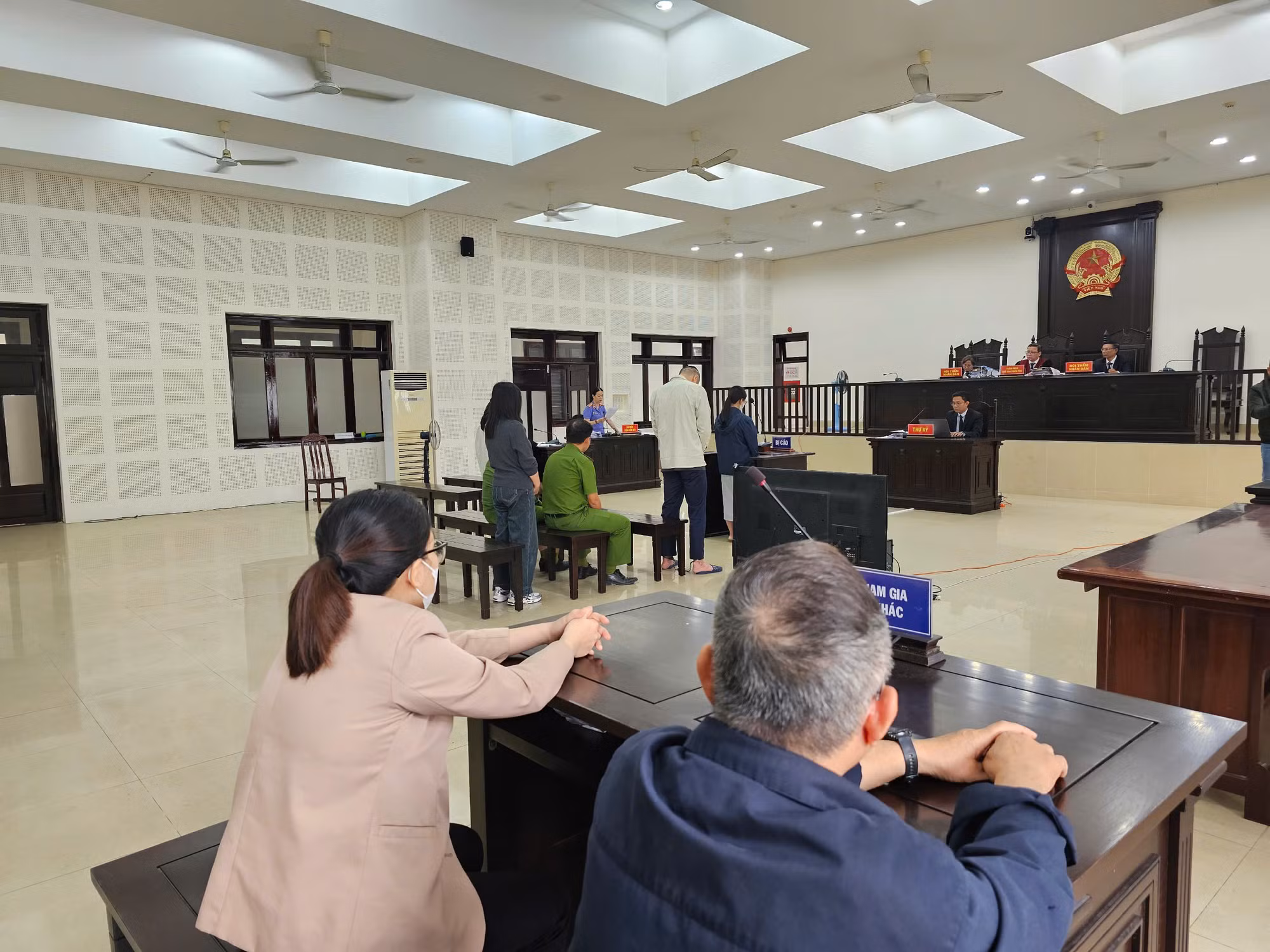 Xét xử lý đường dây hợp thức hóa bác sĩ Trung Quốc khám “chui” tại chuỗi phòng khám đa khoa Đà Nẵng -0