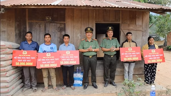 Công an Lâm Đồng trao gần 1 tỷ đồng hỗ trợ người dân Đam Rông xóa nhà tạm