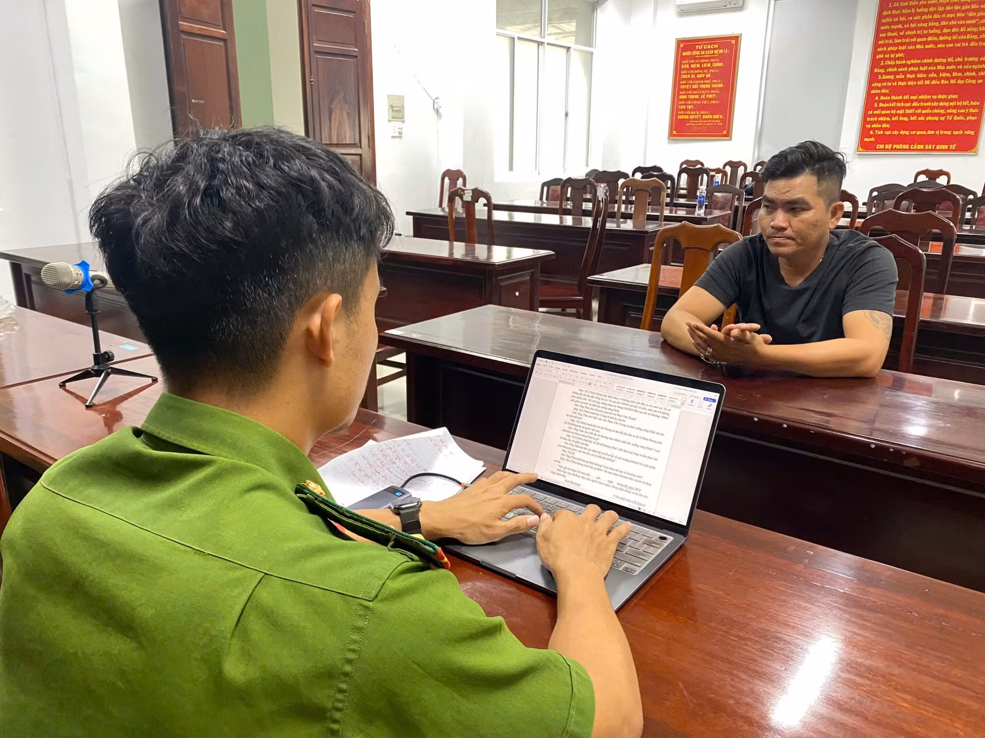 Bắt quả tang hai xe hút hầm cầu xả chất thải ra sông -0