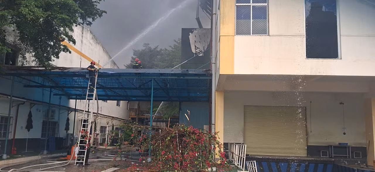 Tích cực dập tắt đám cháy lớn tại Khu công nghiệp Tân Hương -0