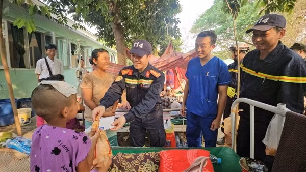 Đoàn CNCH Bộ Công an Việt Nam hỗ trợ bệnh nhân đang điều trị tại bệnh viện ở Myanmar