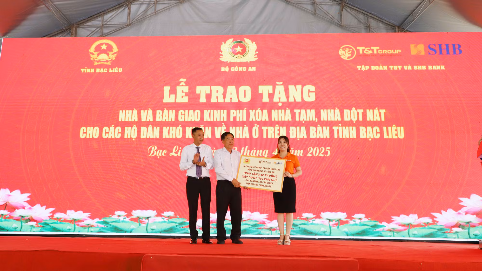 Bộ Công an bàn giao kinh phí xây dựng 700 căn nhà tặng hộ nghèo, cận nghèo tại Bạc Liêu -0