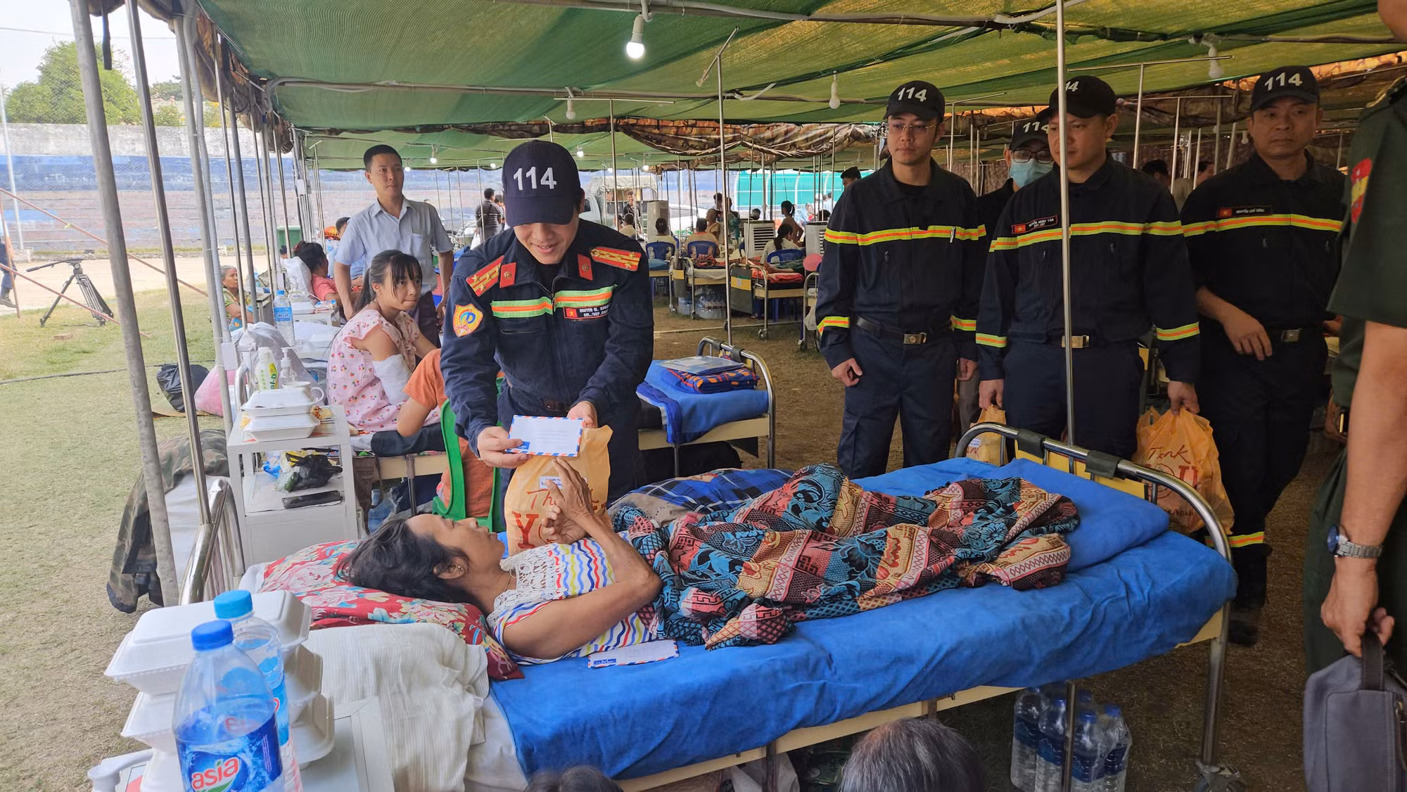 Đoàn CNCH Bộ Công an Việt Nam tiếp tục đến thăm hỏi và trao quà cho các bệnh nhân -0