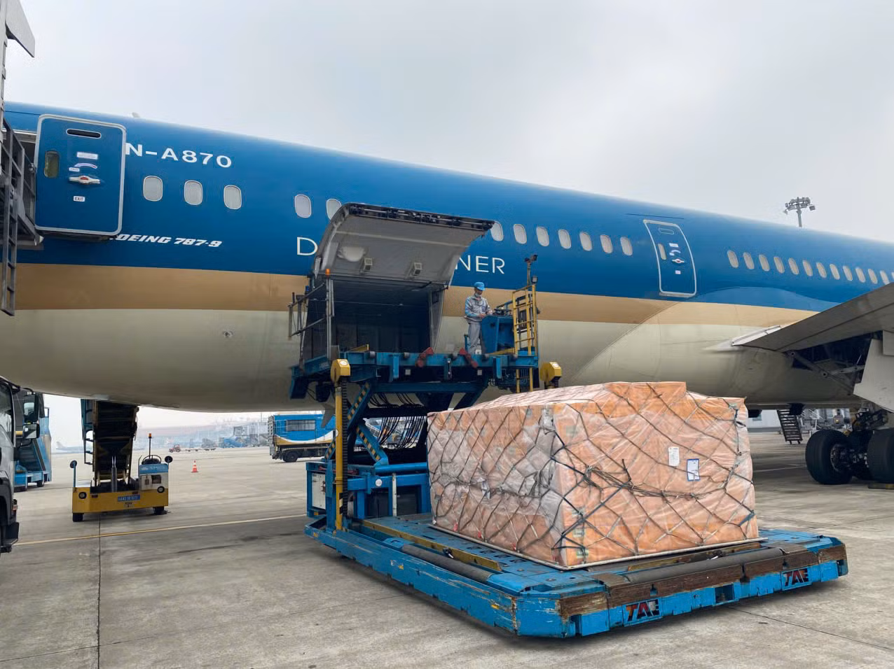 Bộ Công an và Bộ Quốc phòng gửi gần 30 tấn hàng cứu trợ đến Myanmar -0