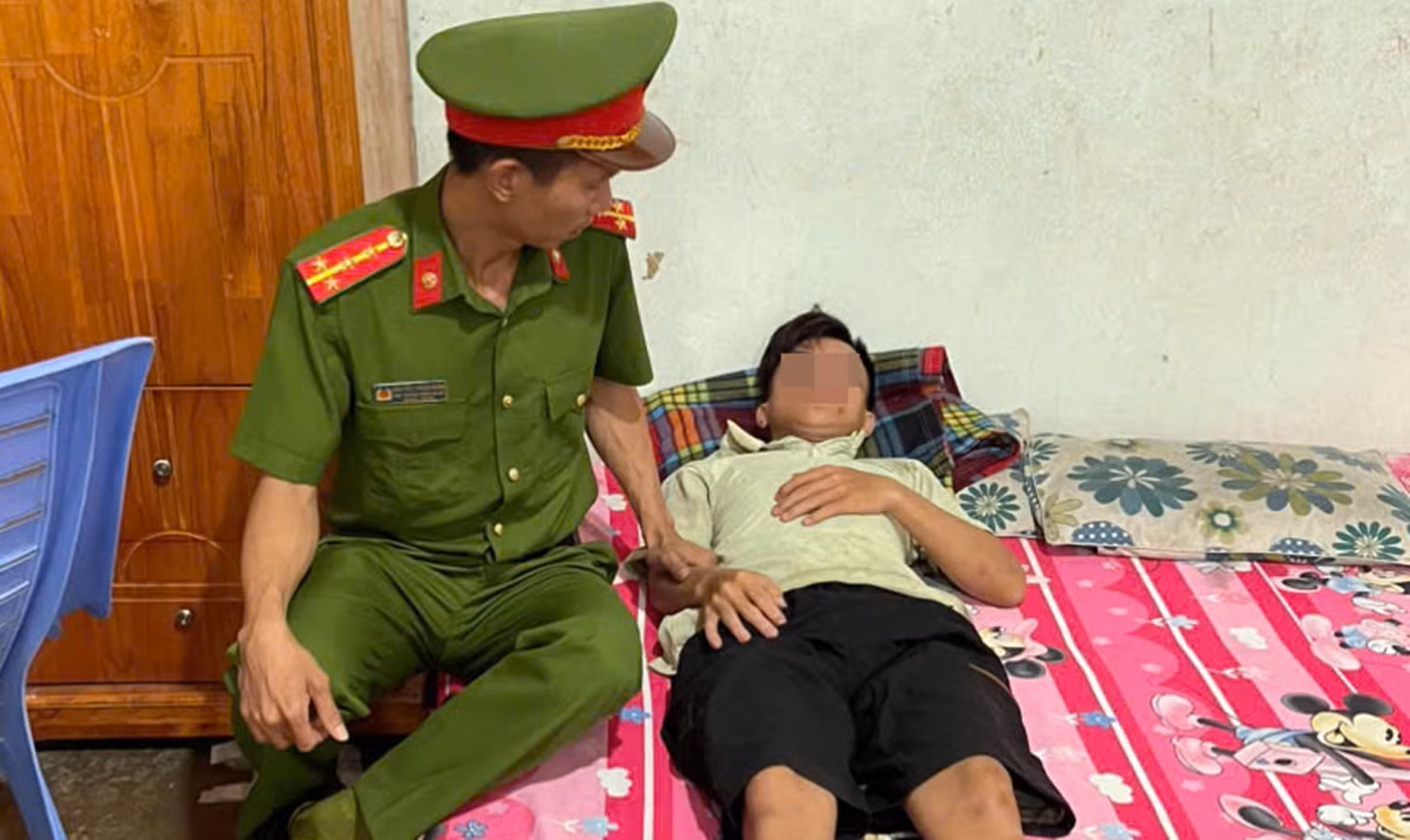 Công an xã tuần tra đêm, cứu nạn kịp thời nam thanh niên bị rơi xuống kênh -0