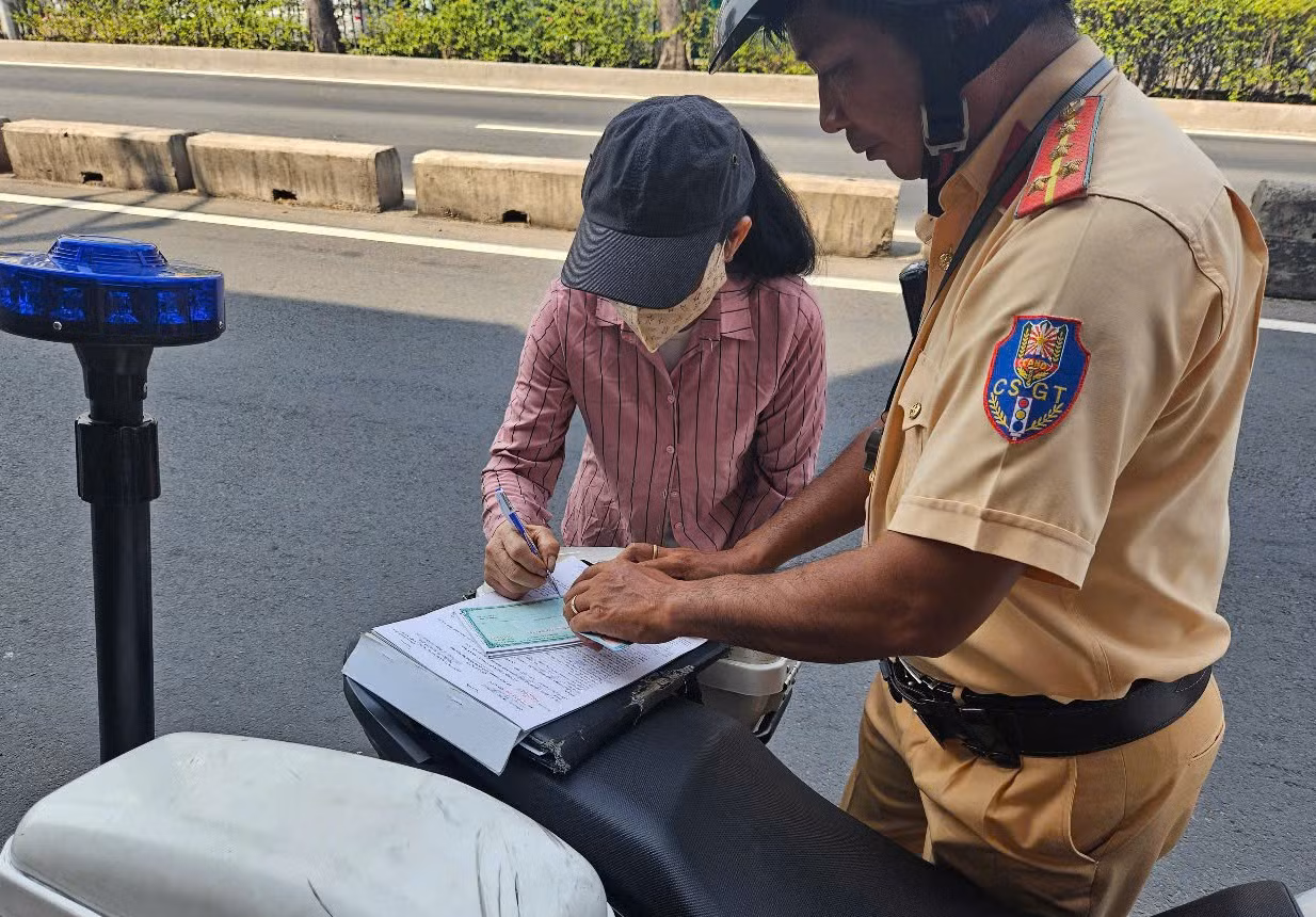Ngăn các vụ TNGT thương tâm vì hành vi đi bộ không đúng nơi qui định -0