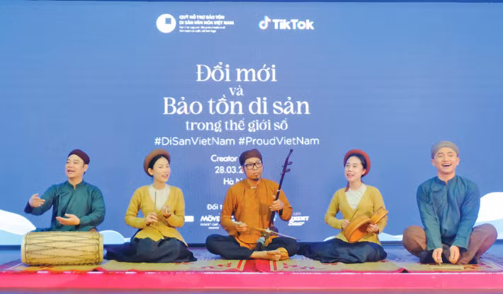 di s%3fn vi%3ft nam dang du%3fc lan tòa trong th%3f gi%3fi s%3f. ipeg.jpg -2