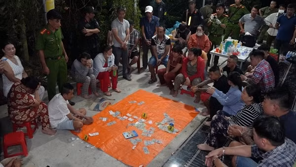 Bắt quả tang 23 đối tượng đánh bạc, tạm giữ gần 300 triệu đồng