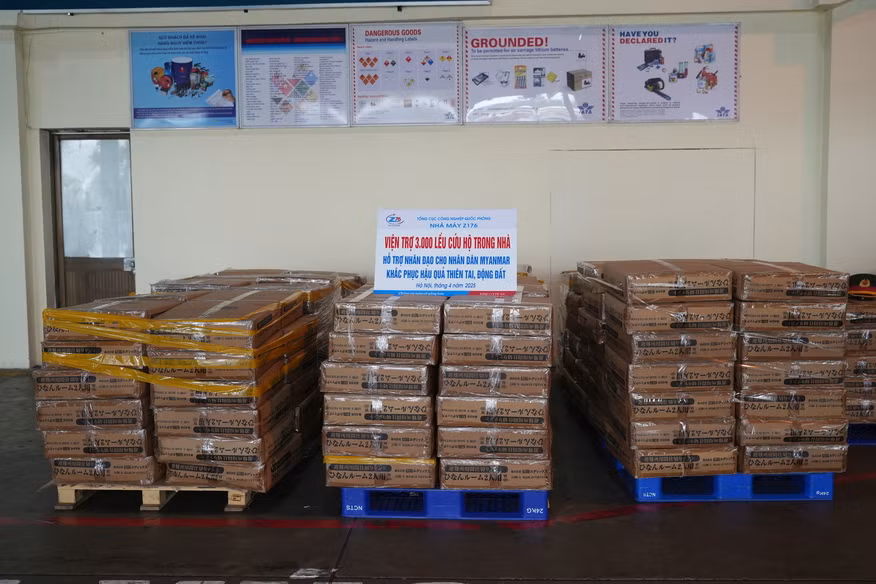 Bộ Công an và Bộ Quốc phòng gửi gần 30 tấn hàng cứu trợ đến Myanmar -0