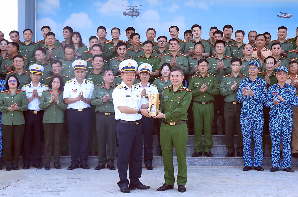 Thắt chặt phối hợp giữa CAND và lực lượng Hải quân Việt Nam nơi đầu sóng ngọn gió -0