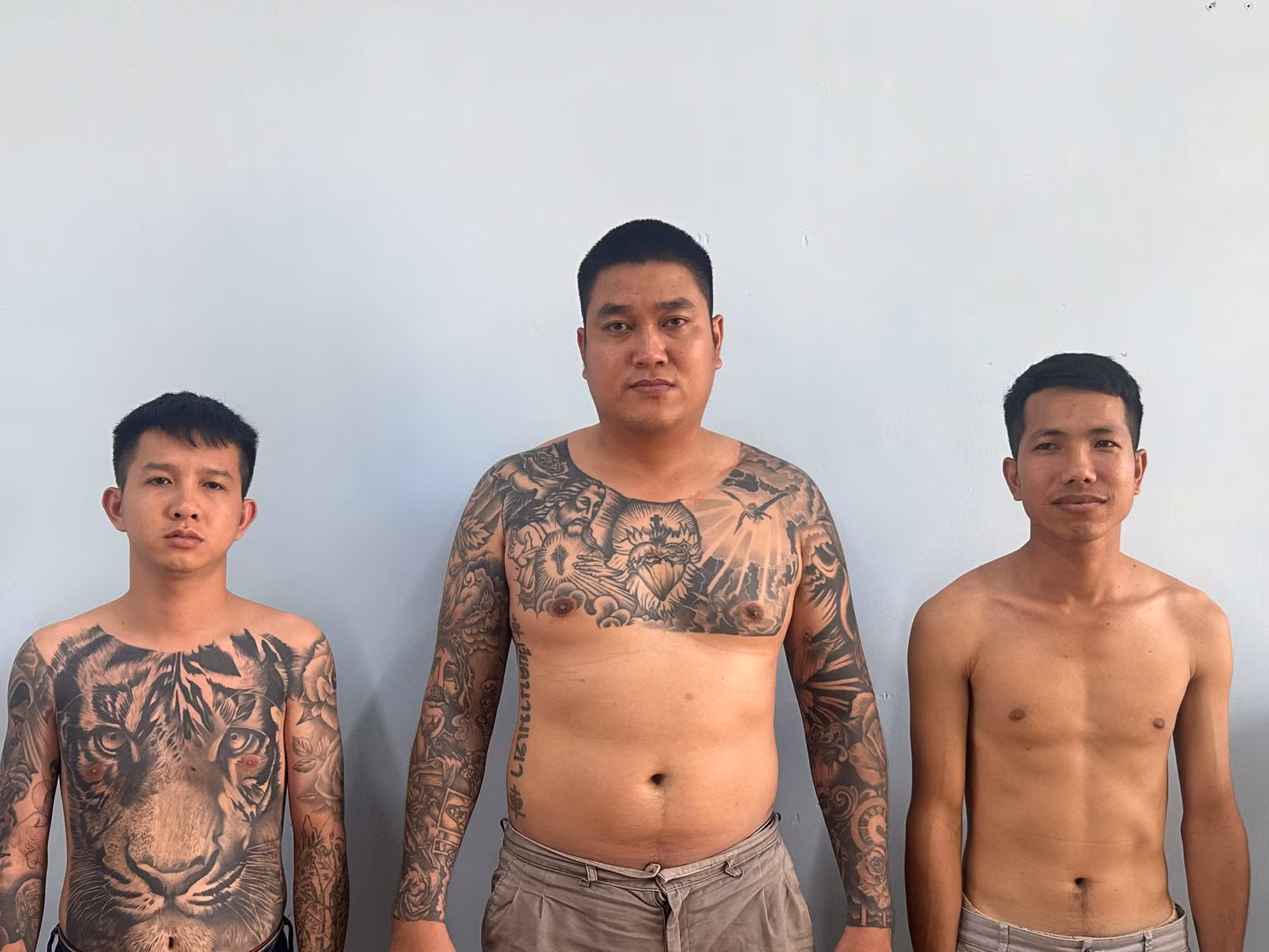 Ba đối tượng xăm trổ đánh trẻ em nhập viện bị bắt khẩn cấp -0