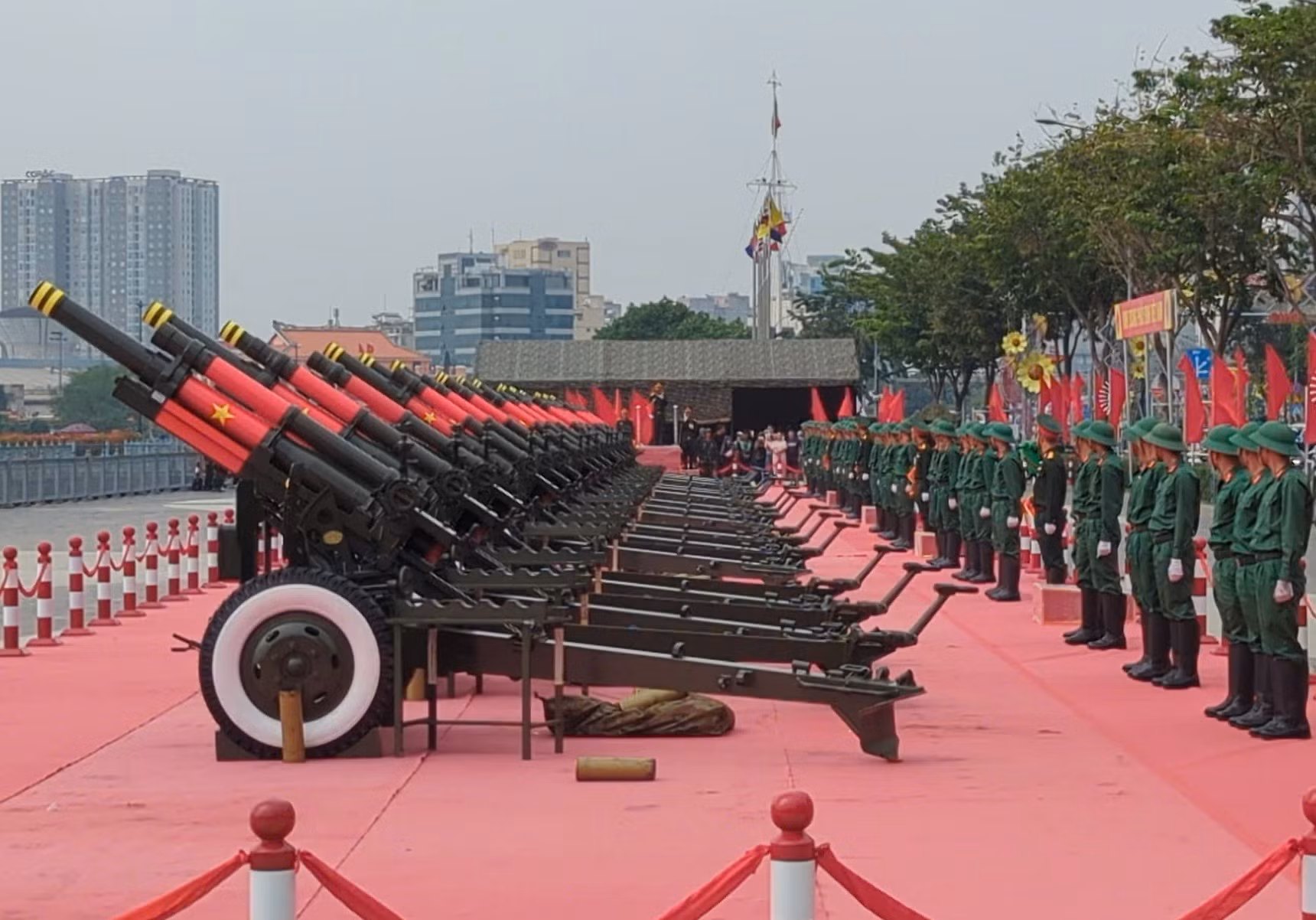 Người dân hào hứng xem bắn thử loạt đại bác chào mừng ngày 30/4 -0