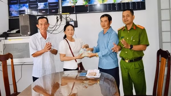 Nam thợ hồ nhặt được 18 triệu đồng nhờ trả lại nữ công nhân vừa thất nghiệp