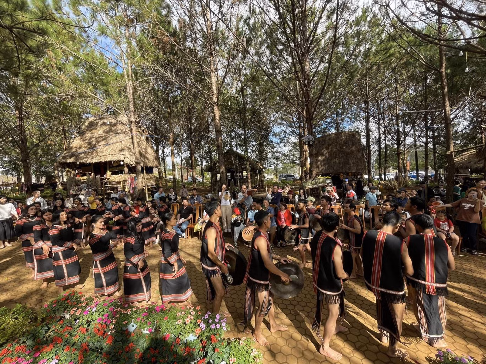 nh%3fng c%3fng chiêng, múa xoang c%3fa d%3fng bào tây nguyên góp ph%3fn gi%3f gìn b%3fn s%3fc và và là c%3fu n%3fi g%3fn k%3ft van hóa-%3fnh trang thông tin du l%3fch huy%3fn kon plông.jpg -1