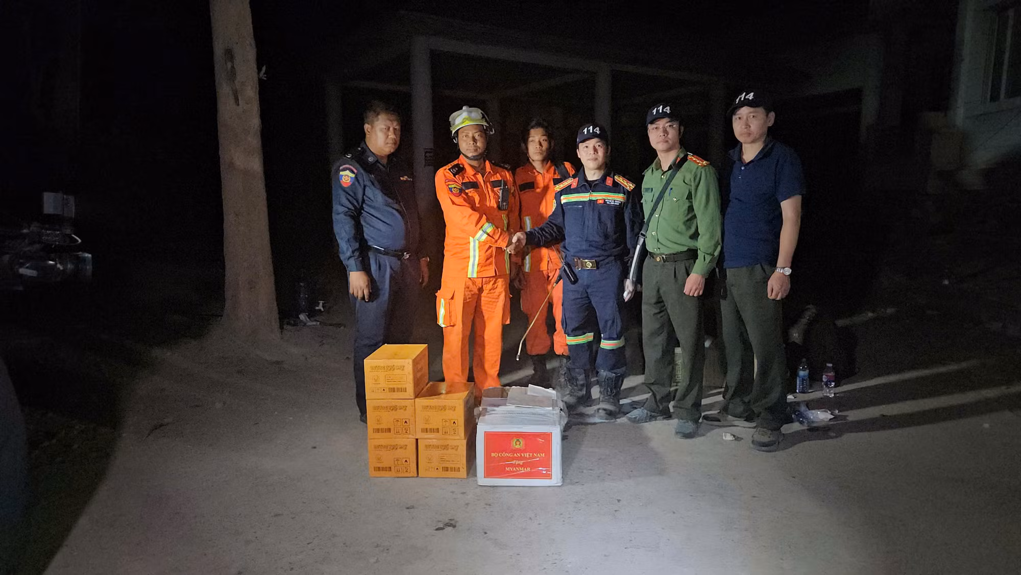 Bộ Công an Việt Nam trao tặng gần 3 tấn hàng cứu trợ cho Myanmar -0