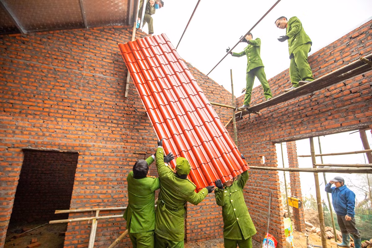 Gần dân nhất ở nơi giá rét – Công an xã Y Tý chung tay xây dựng những mái nhà sau bão -0