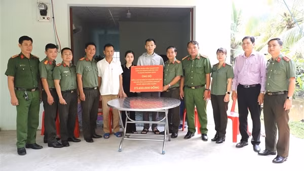 Công an TP Cần thơ chung tay giúp đỡ CBCS hoàn cảnh khó khăn