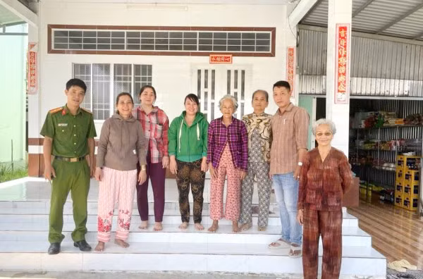 Công an phường kịp thời hỗ trợ người dân tránh bị lừa “mua hàng hoàn tiền” -0