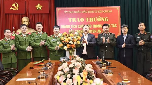 Trao thưởng cho&nbsp;lực lượng triệt phá thành công đường dây lừa đảo tại Campuchia
