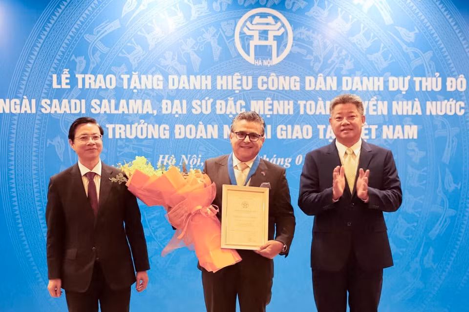 Trao tặng danh hiệu Công dân danh dự Thủ đô Hà Nội cho Đại sứ Palestine tại Việt Nam -0