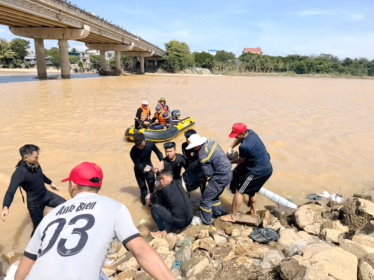 Tìm thấy thi thể nam thanh niên nhảy từ trên cầu xuống sông Dinh tự tử -0