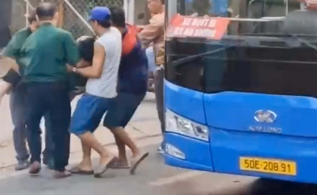 Nữ nhân viên nhanh trí kéo thắng xe khi phát hiện tài xế xe buýt đột quỵ -0