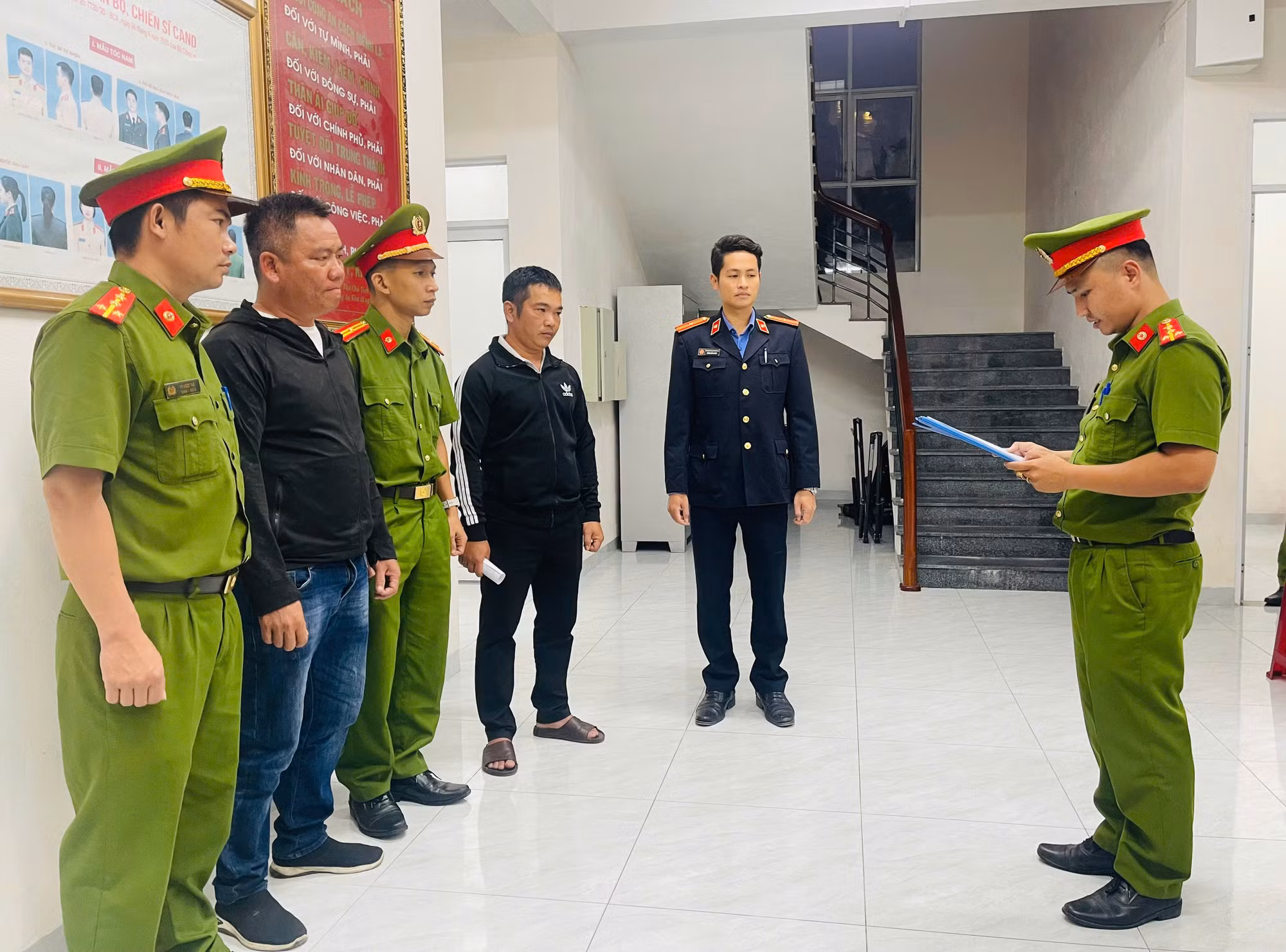  Khởi tố, bắt tạm giam hai bị can vô cớ đánh người gây thương tích -0