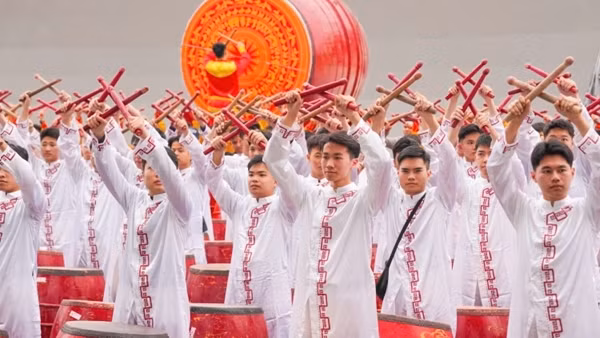 Màn biểu diễn quy mô nhất của Đoàn Nghệ thuật trống hội CAND chào mừng Đại hội Đảng