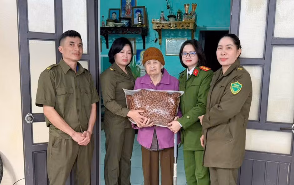 Công an phường Đông Sơn chia sẻ với những phận đời kém may mắn -0
