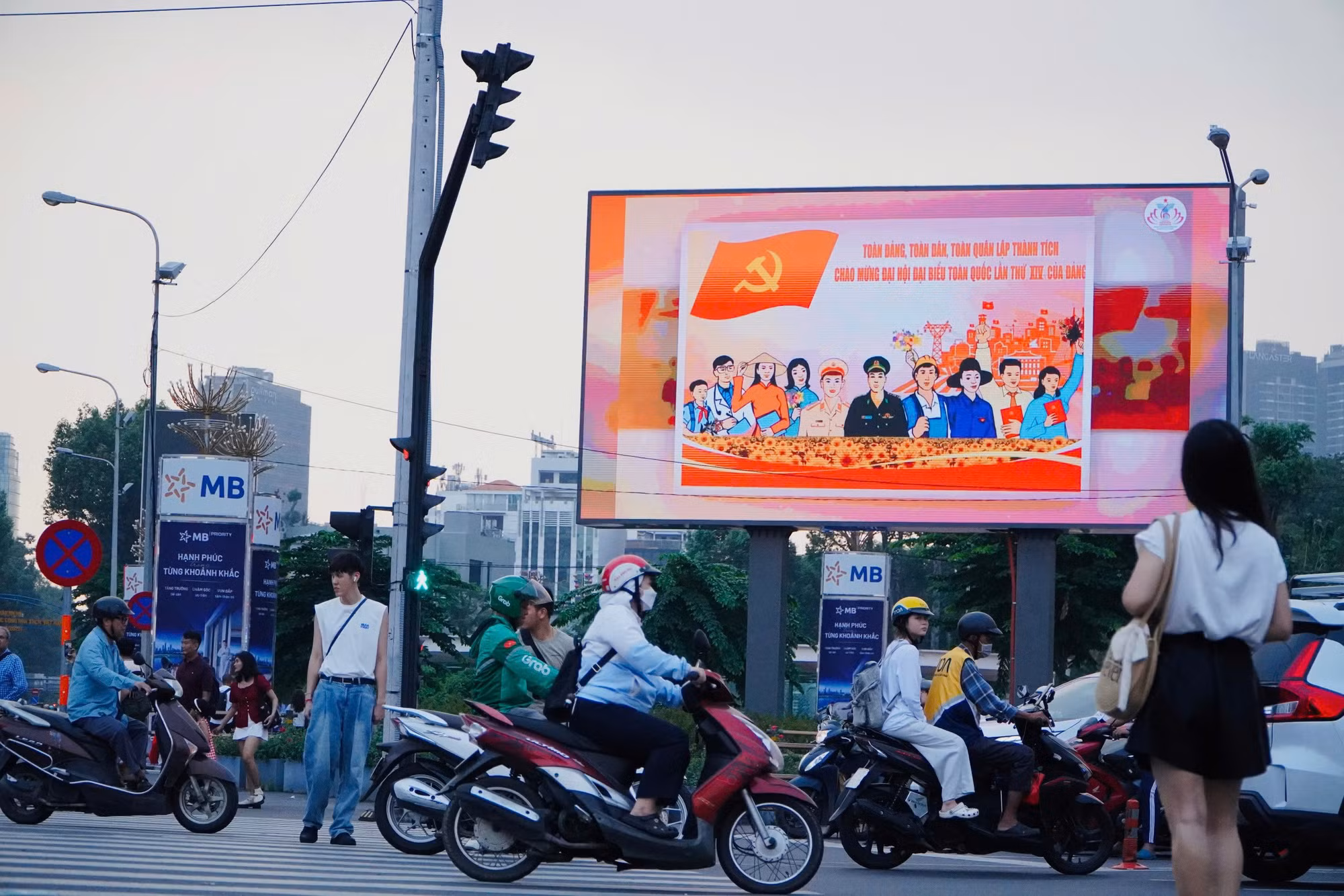 TP Hồ Chí Minh rực rỡ cờ, hoa chào mừng Đại hội Đại biểu toàn quốc lần thứ XIV của Đảng -1