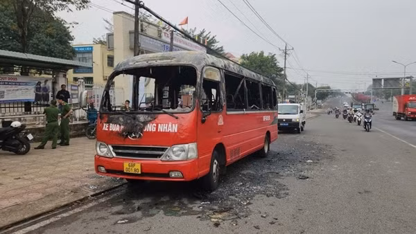Xe đưa rước công nhân bất ngờ bị cháy