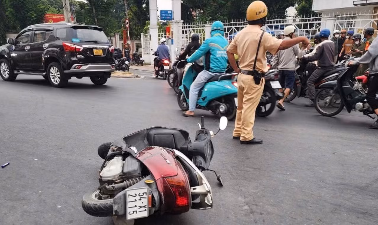 Đạp nhầm chân ga, ô tô hất văng 5 xe máy, nhiều người bị thương&nbsp; -1