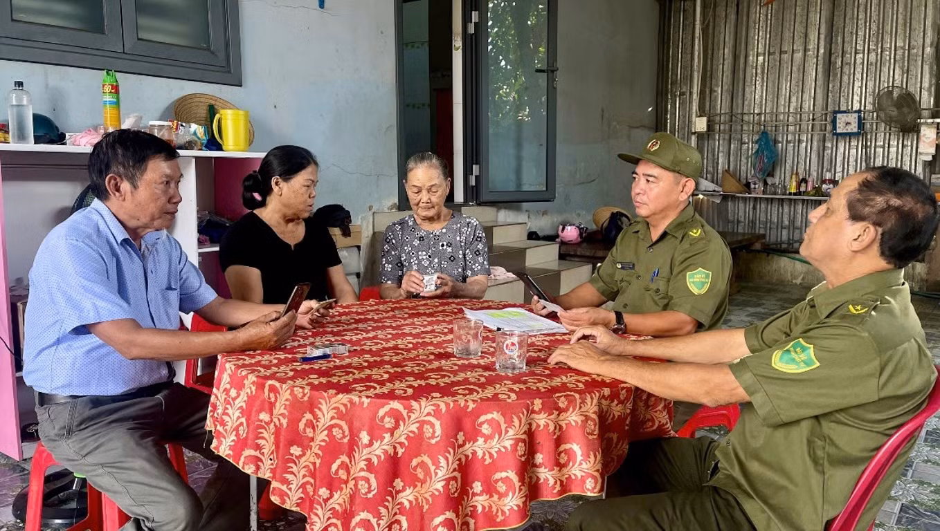 Những bước chân lặng lẽ giữ bình yên từ phố phường -0