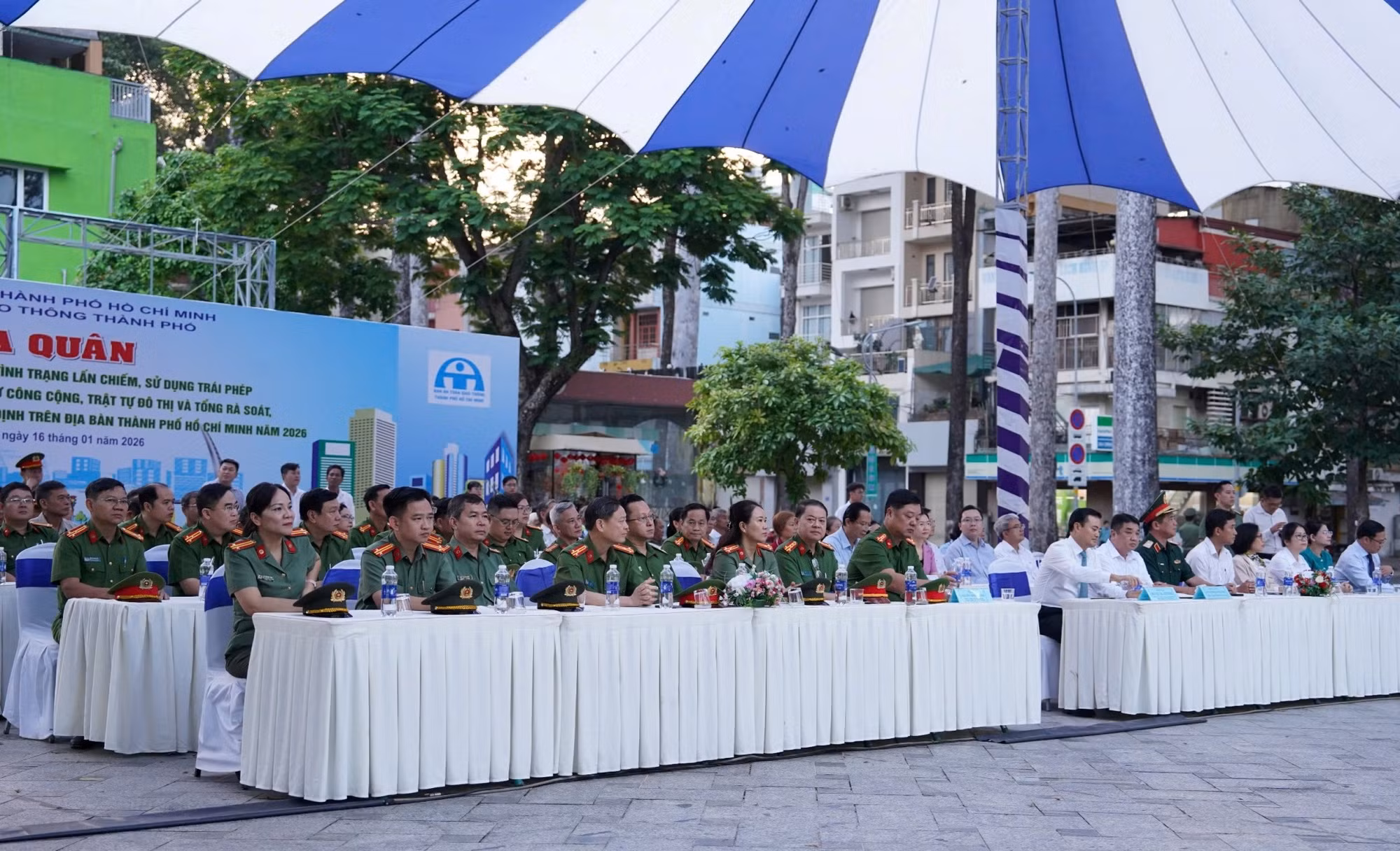 TP Hồ Chí Minh ra quân lập lại trật tự vỉa hè, xử lý kinh doanh vận tải trái phép -1