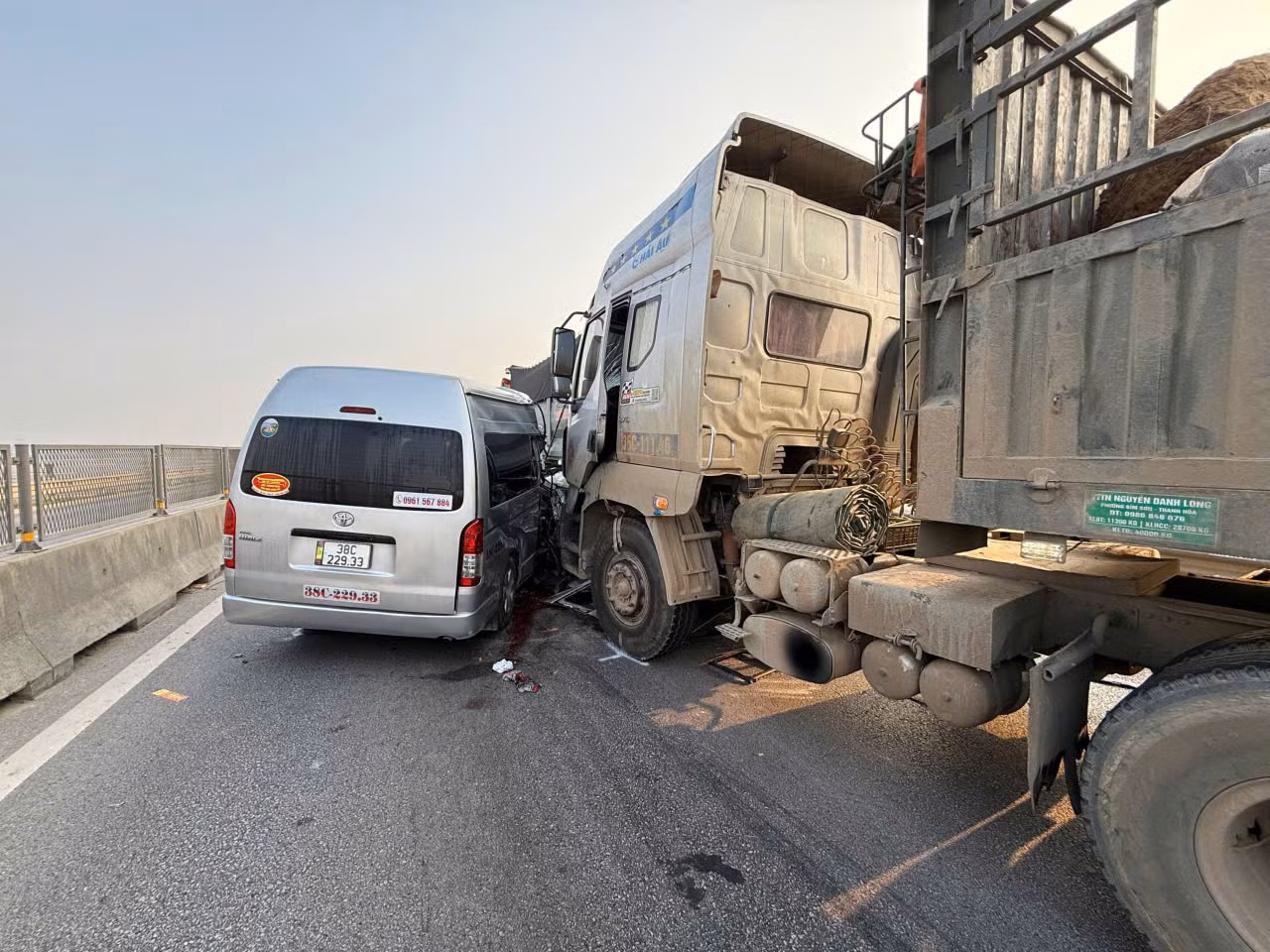 Ba xe ô tô tông nhau, 10 người thương vong trên cao tốc Mai Sơn - Quốc lộ 45 -0